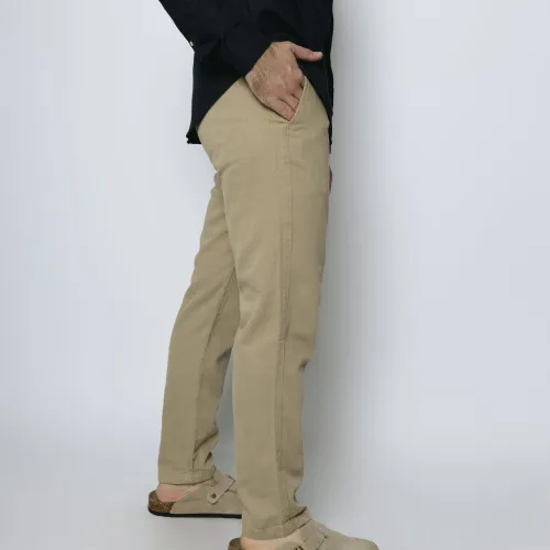 PANTALON LIBERATO BASICS CON GOMA KAKHI