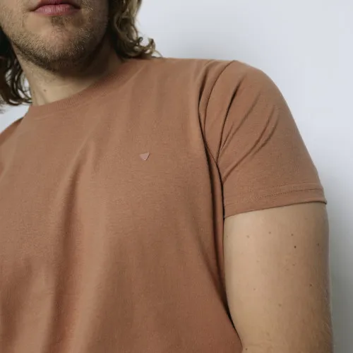 REMERA LIBERATO REGULAR FIT MARRON