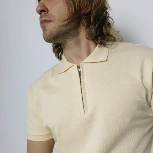 REMERA POLO CON CIERRE LIBERATO BEIGE
