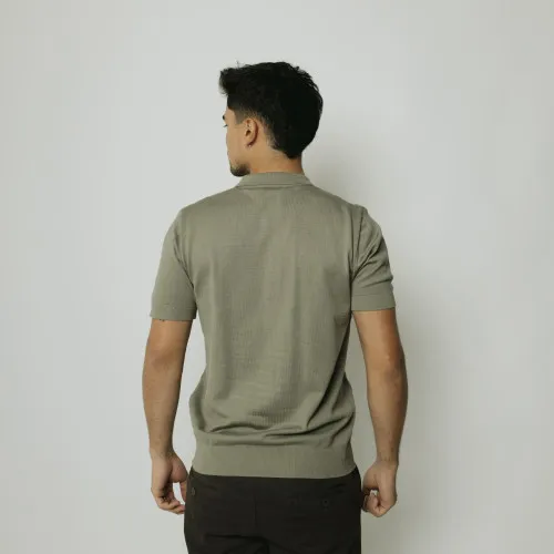 REMERA POLO LIBERATO DE HILO CON CIERRE VERDE