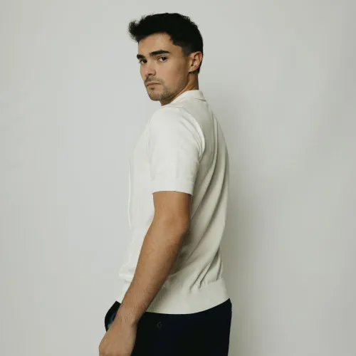 REMERA POLO LIBERATO DE HILO CON CIERRE BLANCO
