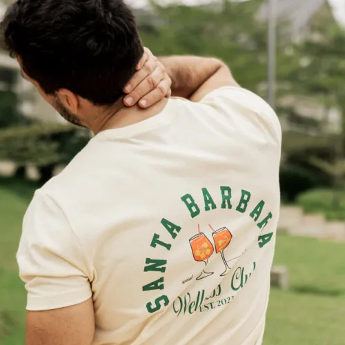 REMERA LIBERATO BASICS REGULAR FIT BEIGE SANTA BARBARA WELLNESS CLUB