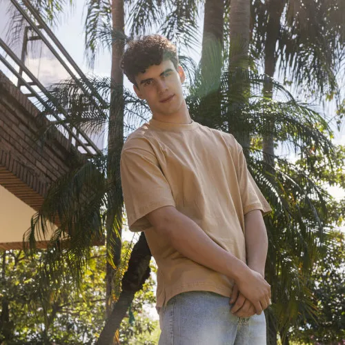 REMERA LIBERATO BASICS OVERSIZE BEIGE