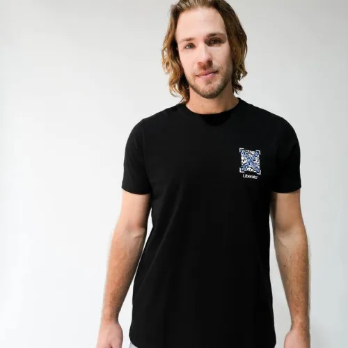 REMERA LIBERATO PREMIUM 250GSM REGULAR FIT NEGRA FRAME OF CHAOS